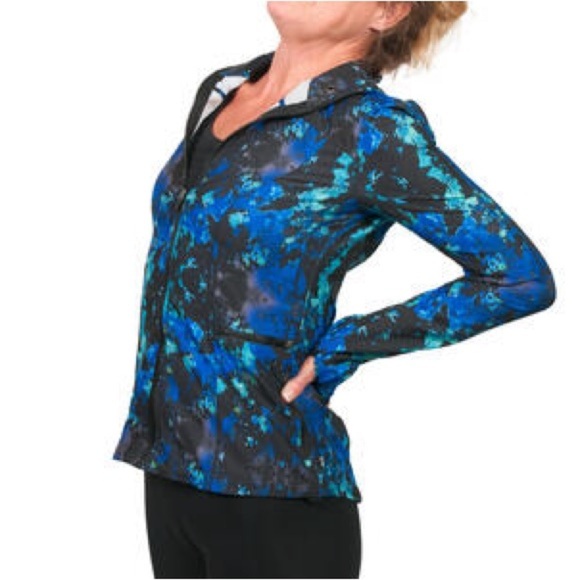Fabletics high neck zip front windbreaker in blue multi splatter print. Size S - Picture 2 of 10
